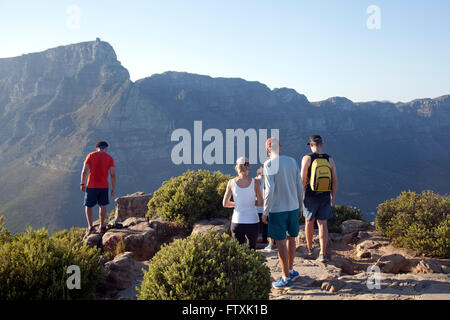 Gli escursionisti in cima Lions Head mattina presto a Cape Town - Sud Africa Foto Stock
