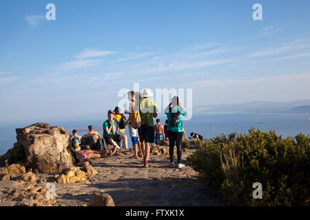 Gli escursionisti in cima Lions Head mattina presto a Cape Town - Sud Africa Foto Stock