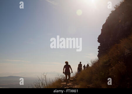 Gli escursionisti a piedi fino Lions Head mattina presto a Cape Town - Sud Africa Foto Stock