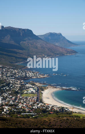 Camps Bay in appoggio contro i dodici Apostoli visto dal Lions Head mattina presto - Cape Town - Sud Africa Foto Stock