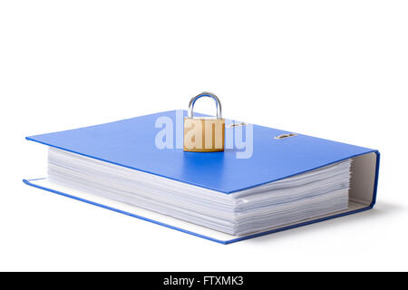 Bloccato il lucchetto in metallo messo in una scatola di cartone blu cartella su sfondo bianco. Foto Stock