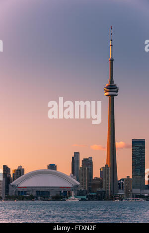 Famoso Skyline di Toronto con la CN Tower e il Rogers Centre al tramonto preso da Toronto Islands. Foto Stock
