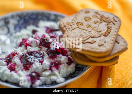 Formaggio con confettura di mirtilli e menta per la prima colazione Foto Stock