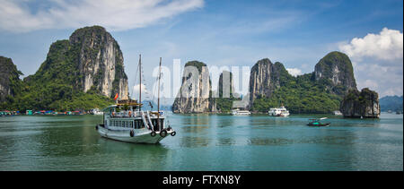 Halong Bay e barche, Vietnam Foto Stock