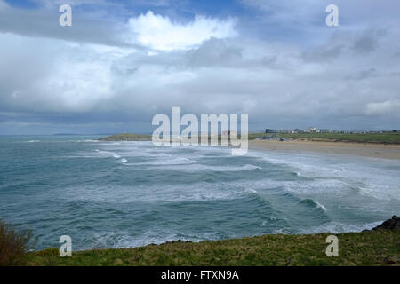 Vista del paesaggio guardando ad est attraverso Fistral Bay, Newquay, Cornwall con cielo blu e nuvole soffici. Foto Stock