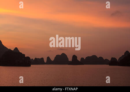 Tramonto a Halong Bay, Vietnam Foto Stock