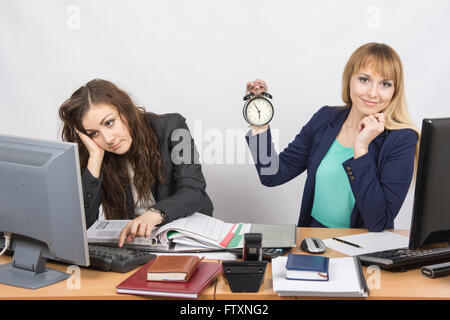 Due lavoratori ufficio attendere la fine di una giornata di lavoro Foto Stock