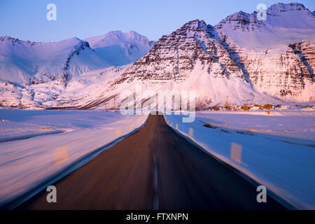 Vista di una strada di montagna in velocità, Islanda Foto Stock