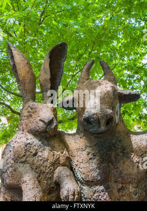 Lepre e Minotaur statua Cheltenham GLOUCESTERSHIRE REGNO UNITO Foto Stock