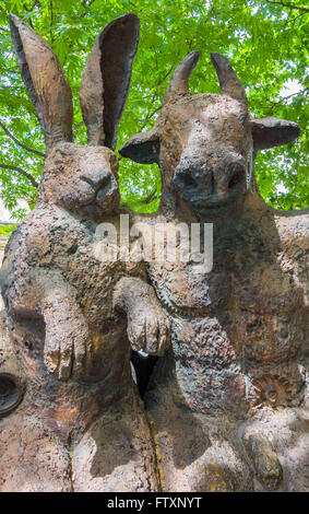 Lepre e Minotaur statua Cheltenham GLOUCESTERSHIRE REGNO UNITO Foto Stock