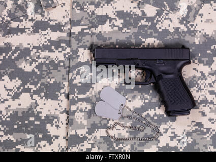 Il combattimento militare abito uniforme, le etichette di identificazione e arma Foto Stock