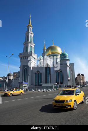 Visualizzare presso la cattedrale di Mosca Moschea, La moschea principale di Mosca, landmark. In primo piano un taxi auto Foto Stock