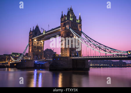 Il Tower Bridge di Londra presso sunrise, riflesso nell'acqua bella fresca di colori a frosty mattina. Foto Stock