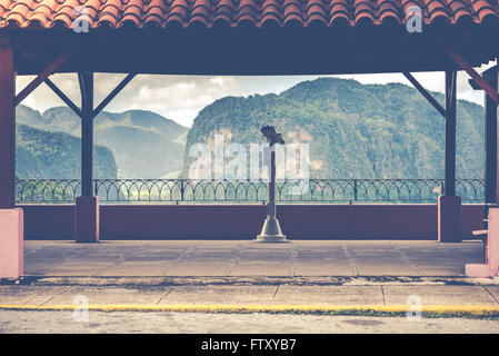 Telescopio che si affacciano a valle Cuba Vinales verdi colline, vintage tonica foto Foto Stock