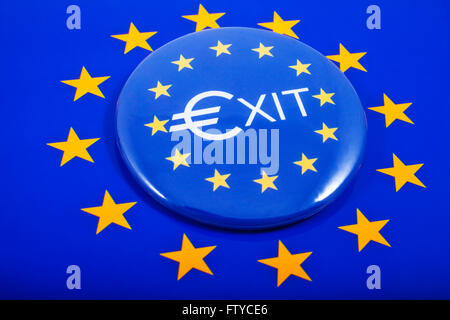 Un'uscita Pin Distintivo visualizzato sopra la bandiera dell'Unione europea in riferimento al prossimo referendum sulla Gran Bretagna l' adesione all' Unione europea. Foto Stock