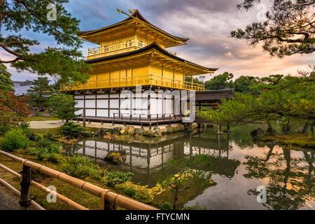 Kyoto, Giappone presso il Padiglione Dorato al tramonto. Foto Stock