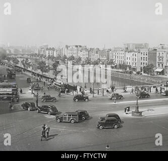Degli anni Cinquanta vista storica del centro della città di Dublino, mostrando motor vehciles del SER e il fiume Liffey, Irlanda. Foto Stock