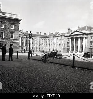 Degli anni Cinquanta vista storica del famoso Trinity College, la suola costituente college dell'Università di Dublino, Irlanda. Foto Stock