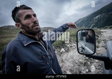 In Kirghizistan, Kirghizistan, Asia, un fotografo a specchio e un pastore in montagna su strada Foto Stock