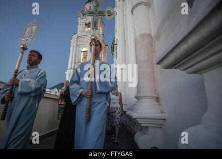 Il Kazakistan, Kazakistan, Asia,una processione con il sacerdote con tunica nella chiesa ortodossa. Foto Stock