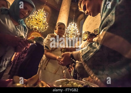 Il Kazakistan, Kazakistan, Asia,una processione con il sacerdote con tunica nella chiesa ortodossa. Foto Stock