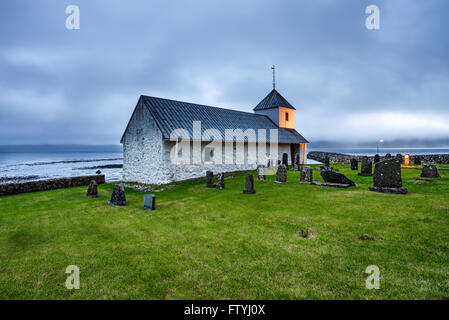 Piccola chiesa con cimitero nel villaggio di Kirkjubour, Isole Faerøer, Danimarca Foto Stock