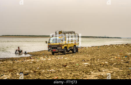 Autista lava la sua auto nel fiume Irrawaddy. Foto Stock