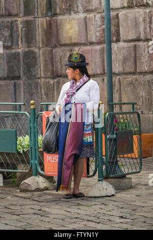 QUITO, ECUADOR, ottobre - 2015 - in costume tradizionale ecuadoriano giovane donna al centro storico di Quito, la capitale di E Foto Stock