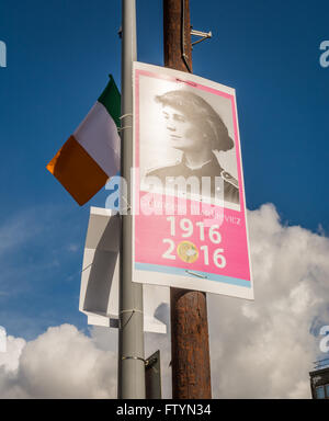 La contessa Markievicz Pasqua Rising centenario poster in Falls Road nella parte occidentale di Belfast. 1916-2016. Foto Stock