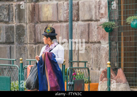 QUITO, ECUADOR, ottobre - 2015 - in costume tradizionale ecuadoriano giovane donna al centro storico di Quito, la capitale di E Foto Stock