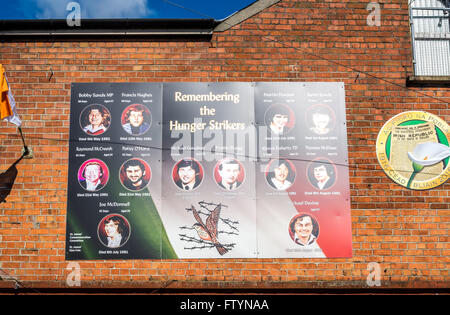 Irlandese scioperanti della fame memorial murale nel Falls Road area della parte occidentale di Belfast. Foto Stock