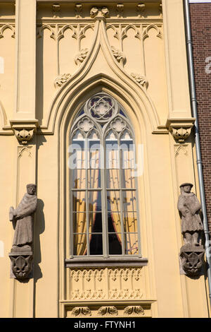 Dettaglio dalla facciata della Zwanenbroedershuis in 's-Hertogenbosch, Paesi Bassi. L'edificio ospita la Confraternit Foto Stock