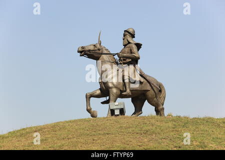 Guerriero Sikh statua in motivi di Baba Banda Singh Bahadur memorial vicino a Chandigarh in Punjab, India del Nord. Foto Stock