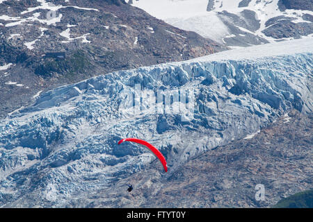 Parapendio su Mer de Glace (Mare di ghiaccio) pendici settentrionali del Massiccio del Monte Bianco, nelle Alpi francesi. Foto Stock