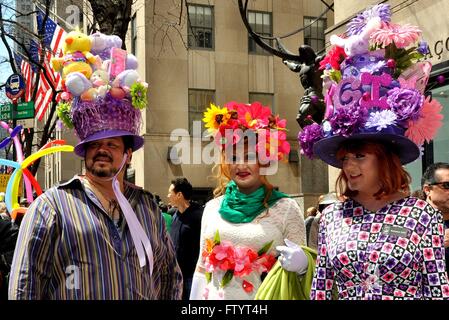 New York City - Aprile 20, 2014: un colorato trio indossa creativa e originale di cofani al Easter Parade sulla Quinta Avenue Foto Stock