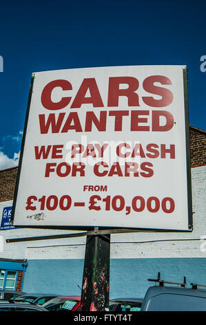 Un cartello con la scritta "Cars Wanted for cash". Vendite automatiche. Concessionario di auto Foto Stock