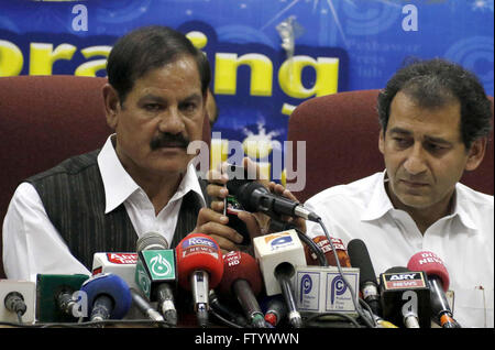 Khyber Pakhtunkhwa Informazioni Ministro, Mushtaq Ahmed Ghani indirizzi alla media delle persone durante la conferenza stampa a Peshawar press club il mercoledì 30 marzo, 2016. Foto Stock