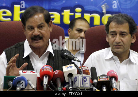 Khyber Pakhtunkhwa Informazioni Ministro, Mushtaq Ahmed Ghani indirizzi alla media delle persone durante la conferenza stampa a Peshawar press club il mercoledì 30 marzo, 2016. Foto Stock