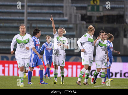 Brescia, ITA. 30 Mar, 2016. Zsanet Jakabfi di Wolfsburg festeggia dopo rigature durante il femminile UEFA Champions League match tra ACF Brescia Femminile e VfL Wolfsburg donna presso lo Stadio Rigamonti Credito: Richard Morgano/Alamy Live News Foto Stock