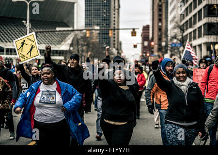 Cleveland, Stati Uniti. 29 Dic, 2015. I manifestanti hanno preso le strade del centro di Cleveland, Ohio, il giorno dopo il locale grand jury ha deciso di non condannare gli ufficiali che hanno sparato e ucciso 12-anno vecchio Tamir riso. Il riso è stato a giocare in un parco pubblico con una pistola giocattolo. Officer Timothy Loehmann e Officer Frank Garmback shot Tamir riso in meno di due secondi al loro arrivo alla scena. © Michael Nigro/Pacific Press/Alamy Live News Foto Stock