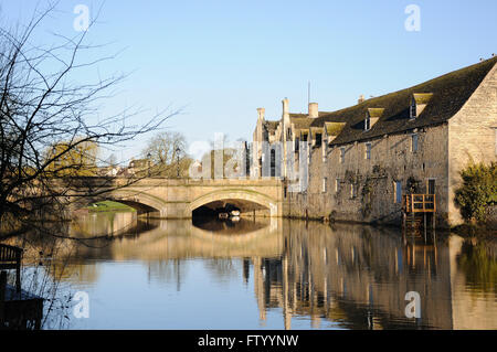 Stamford, Regno Unito. Il 30 marzo, 2016. Una mattina di primavera vista della città ponte sopra il fiume Welland nel Lincolnshire città di Stamford. Credito: Jonathan Clarke/Alamy Live News Foto Stock