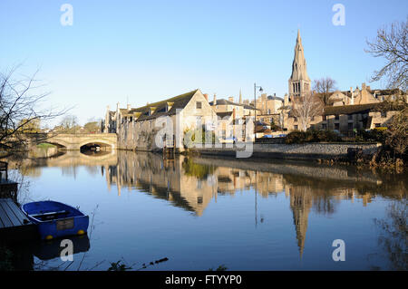 Stamford, Regno Unito. Il 30 marzo, 2016. Una mattina di primavera vista della città ponte sopra il fiume Welland nel Lincolnshire città di Stamford. Credito: Jonathan Clarke/Alamy Live News Foto Stock