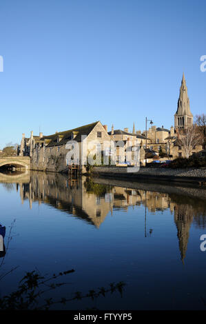 Stamford, Regno Unito. Il 30 marzo, 2016. Una mattina di primavera vista della città ponte sopra il fiume Welland nel Lincolnshire città di Stamford. Credito: Jonathan Clarke/Alamy Live News Foto Stock