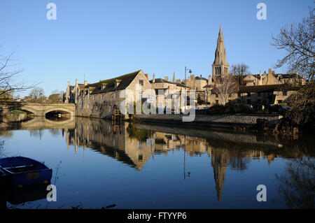 Stamford, Regno Unito. Il 30 marzo, 2016. Una mattina di primavera vista della città ponte sopra il fiume Welland nel Lincolnshire città di Stamford. Credito: Jonathan Clarke/Alamy Live News Foto Stock