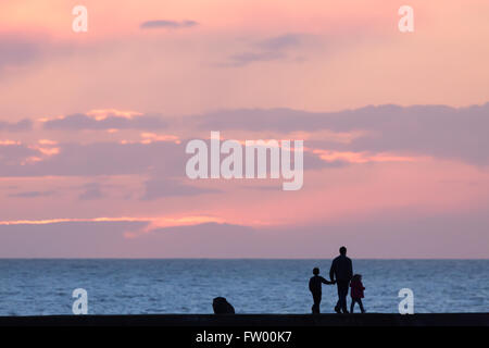 La gente ha silhoueted contro un cielo colorato. Credit: Ian Jones/Alamy Live News Foto Stock