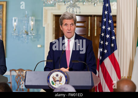 Washington DC, Stati Uniti d'America. Il 30 marzo, 2016. Il segretario di Stato John Kerry e degli Affari Esteri nigeriano Geoffrey Onyeama tenere US-Nigeria binazionale briefing della Commissione nel Trattato Sala del Dipartimento di Stato americano. Credito: B Christopher/Alamy Live News Foto Stock