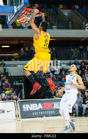 Londra, Regno Unito. Il 30 marzo 2016. Lettore Lions Nick Lewis schiacciate la palla nel cestello durante il London Lions vs. Cheshire Phoenix BBL gioco presso la casella di rame Arena del Parco Olimpico. London Lions vincere 79-69 Credito: Imageplotter News e sport/Alamy Live News Foto Stock