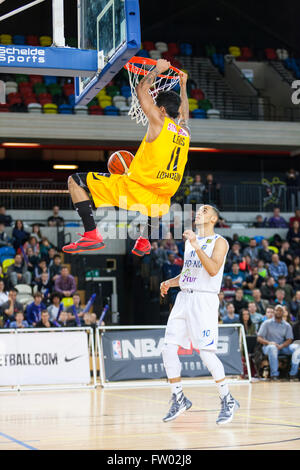 Londra, Regno Unito. Il 30 marzo 2016. Lettore Lions Nick Lewis schiacciate la palla nel cestello durante il London Lions vs. Cheshire Phoenix BBL gioco presso la casella di rame Arena del Parco Olimpico. London Lions vincere 79-69 Credito: Imageplotter News e sport/Alamy Live News Foto Stock