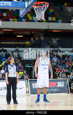 Londra, Regno Unito. Il 30 marzo 2016. Cheshire Phoenix' David Aliu chat per la ref durante il London Lions vs. Cheshire Phoenix BBL gioco presso la casella di rame Arena del Parco Olimpico. London Lions vincere 79-69 Credito: Imageplotter News e sport/Alamy Live News Foto Stock