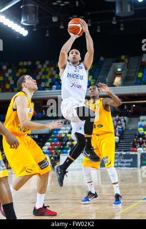 Londra, Regno Unito. Il 30 marzo 2016. Cheshire's Danny Huffor (24) passa per un punto durante il London Lions vs. Cheshire Phoenix BBL gioco presso la casella di rame Arena del Parco Olimpico. London Lions vincere 79-69 Credito: Imageplotter News e sport/Alamy Live News Foto Stock